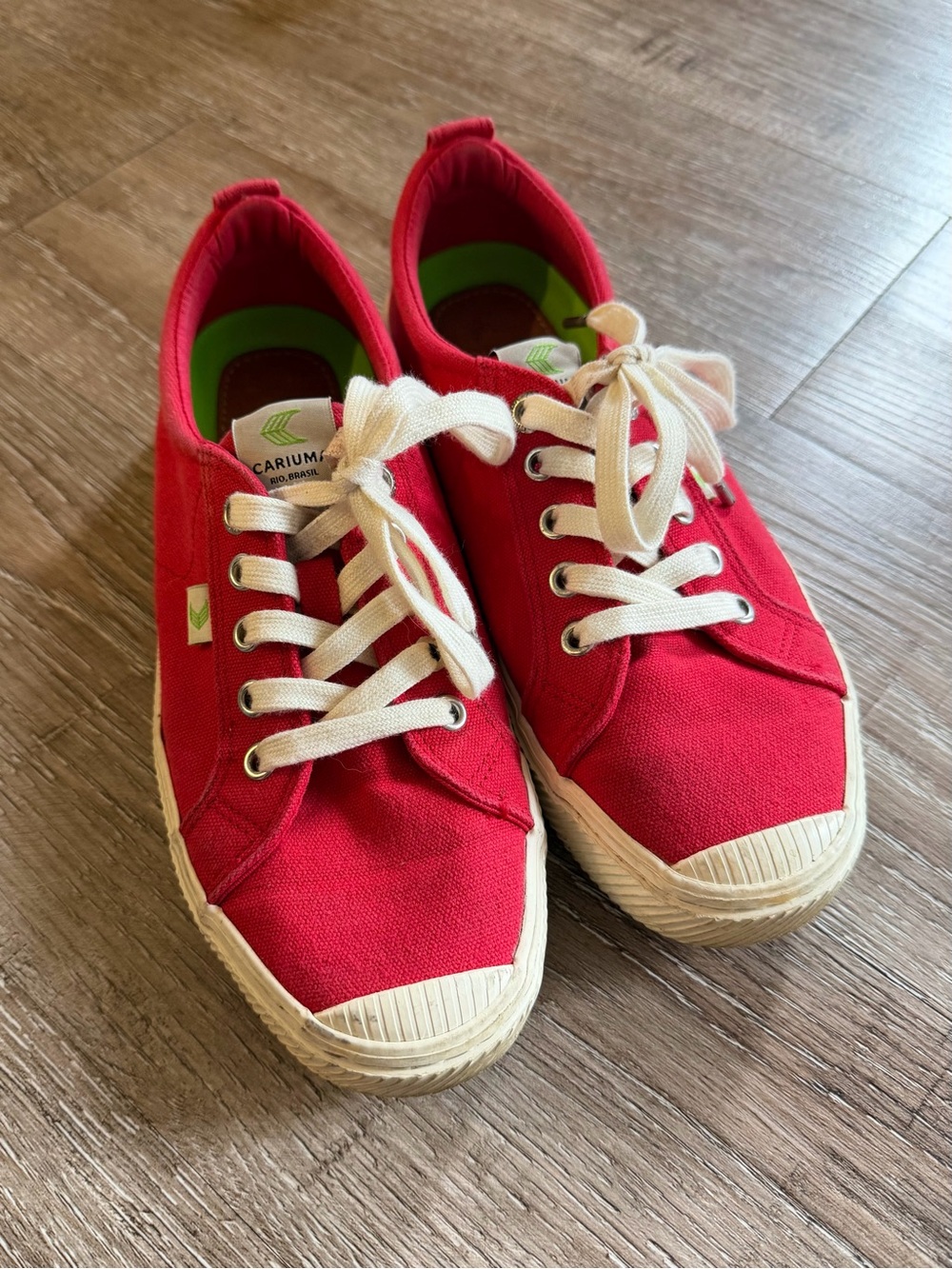 Cariuma OCA Low Sneakers - size 8.5 (women’s)